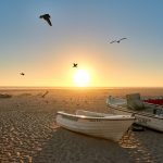 Fischerboote Sonnenuntergang und Möwen am Strand Portugal Aguda