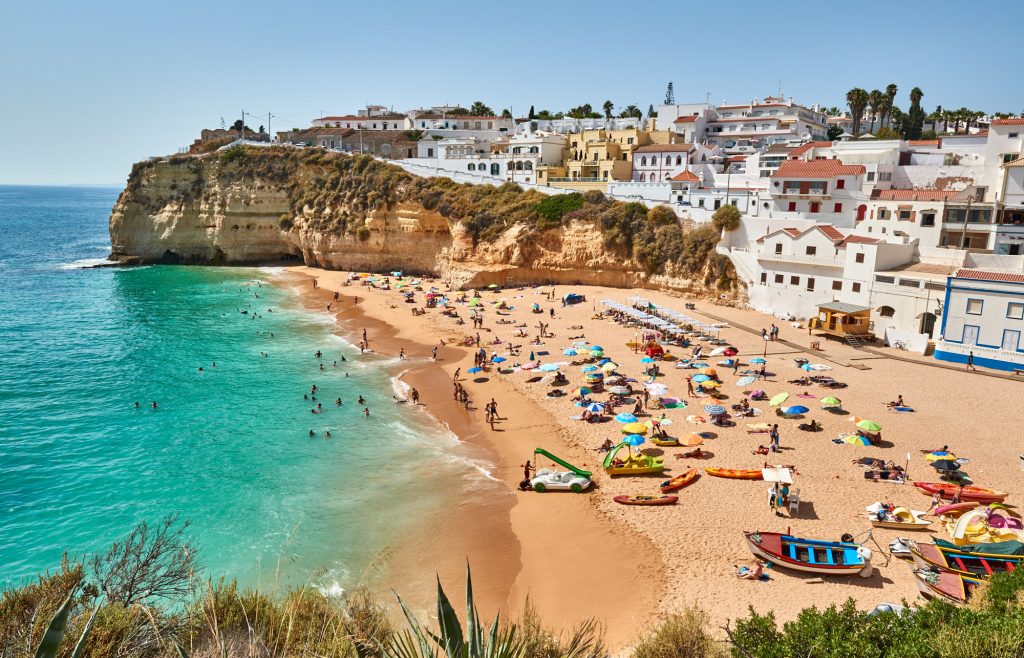 Strand Stadt Carvoeiro an der Algarve in Portugal