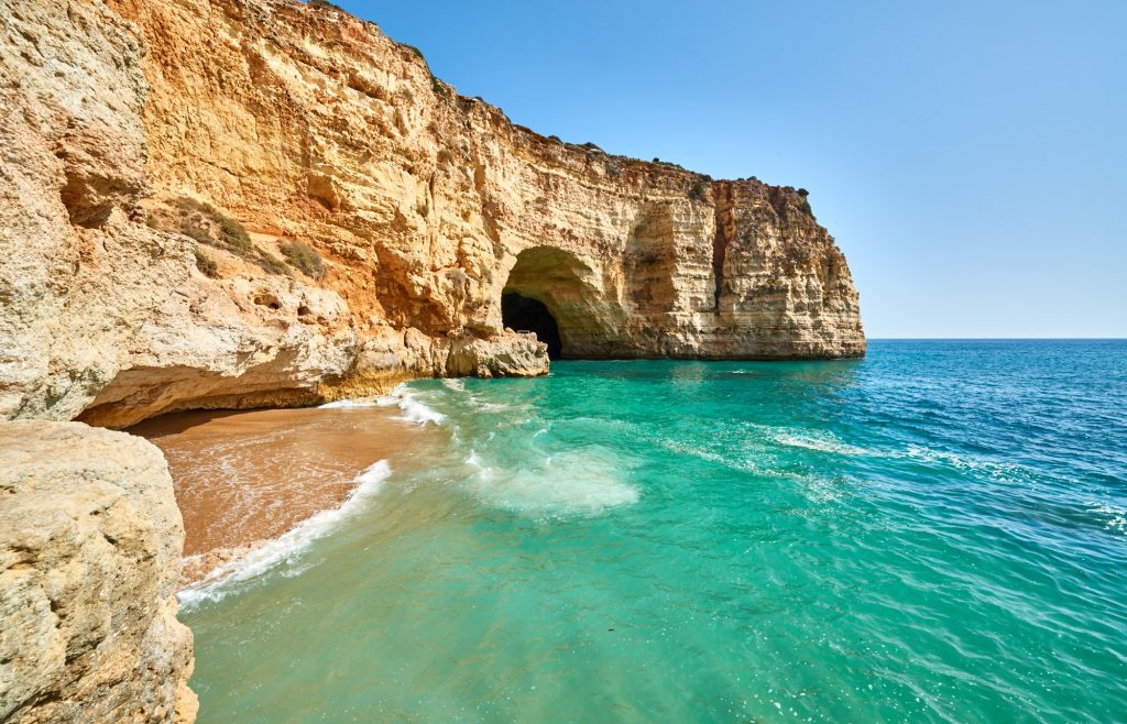 Meer & Felsenküste an der Algarve in Portugal