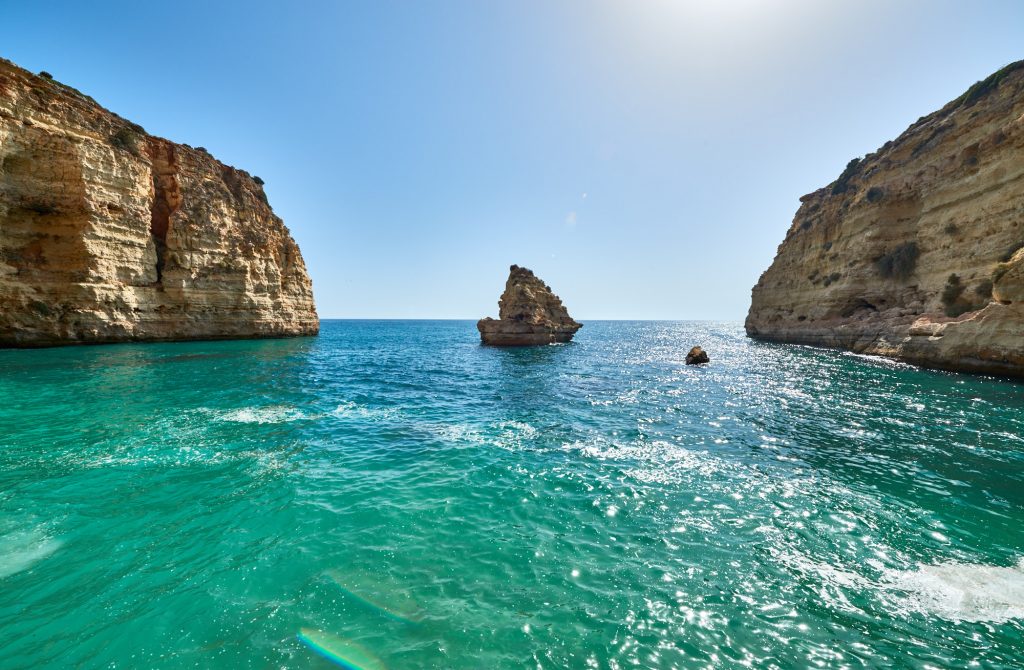 Glasklares Meer Felsenküste Algarve in Portugal