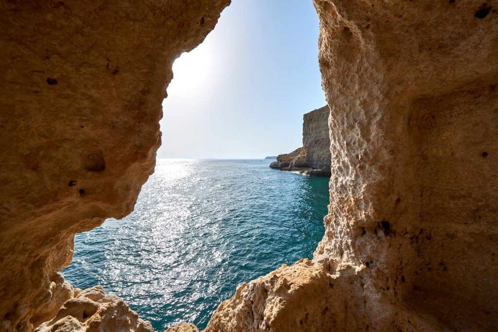 Felsenküste an der Algarve in Portugal