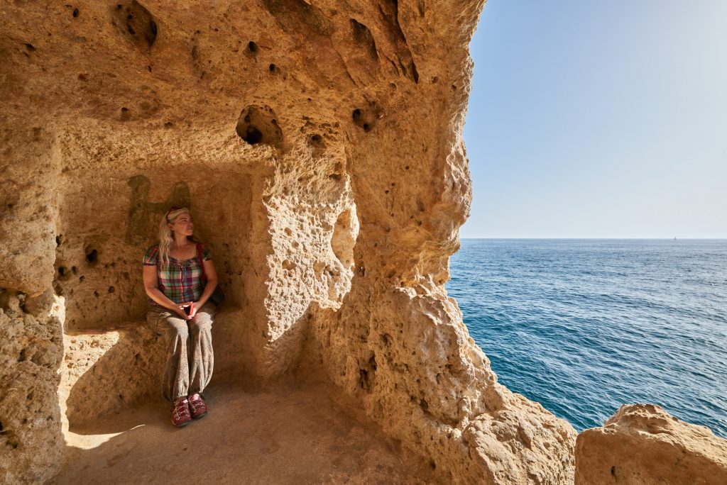 Felsenküste an der Algarve in Portugal