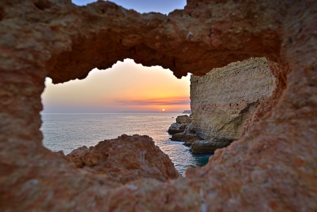 Sonnenuntergang an der Algarve in Portugal