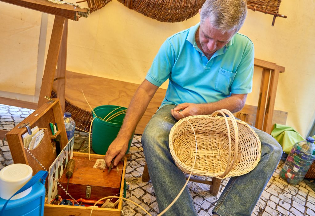 Korbflechter auf dem Markt Monchique