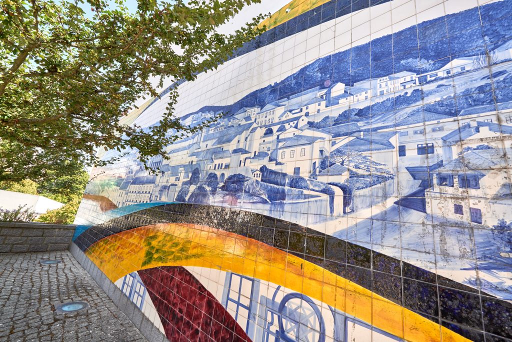 Mauer mit Azulejos Monchique