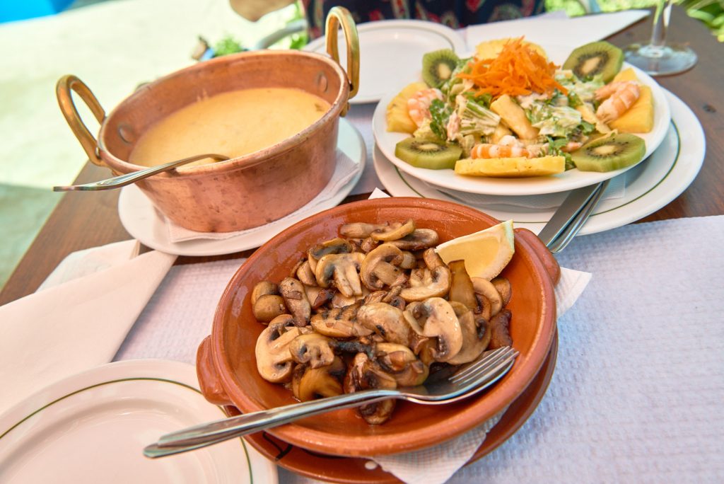 Essen auf den Tellern - Monchique - Algarve Hinterland, Portugal