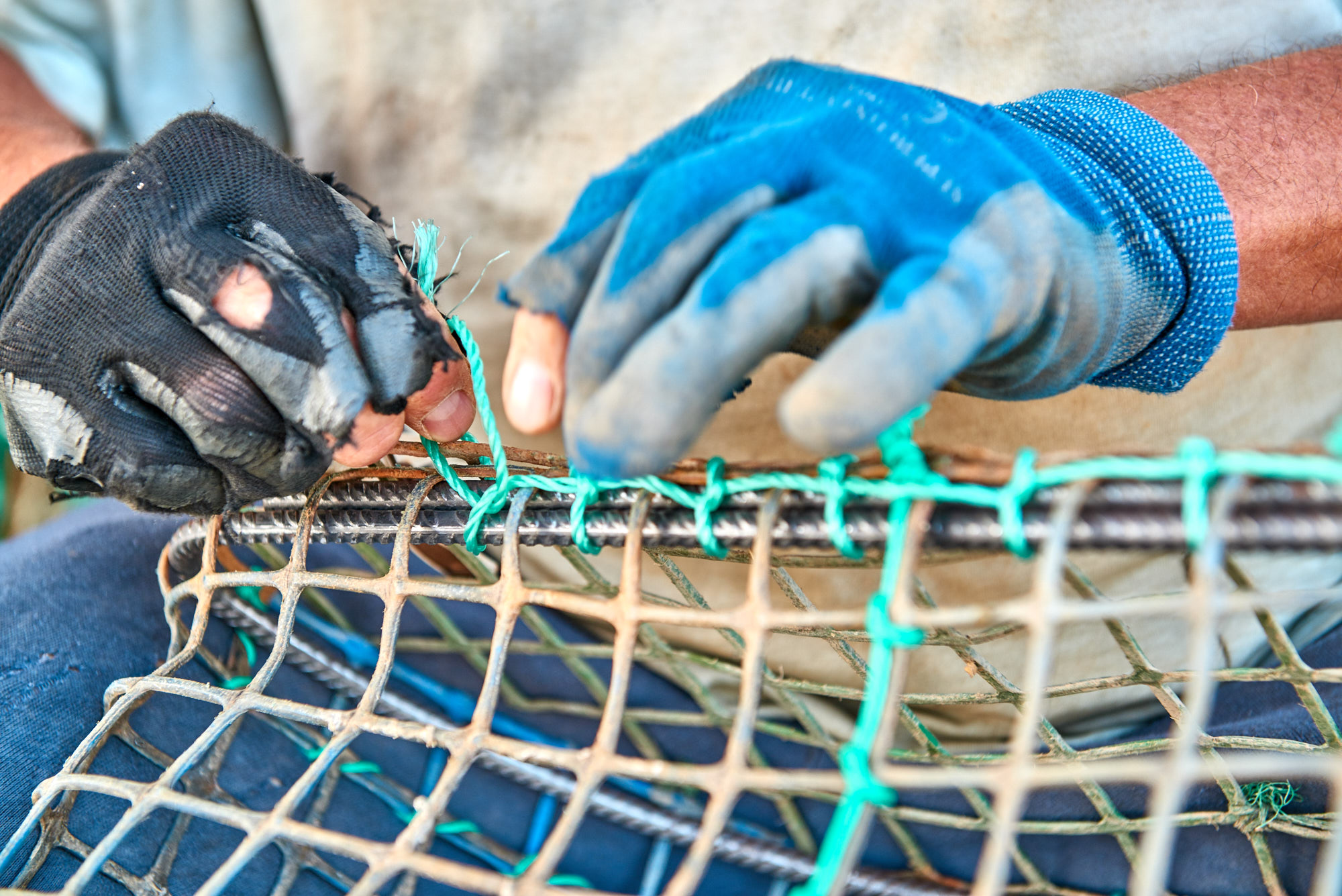 Fischer repariert Reuse an der Algarve