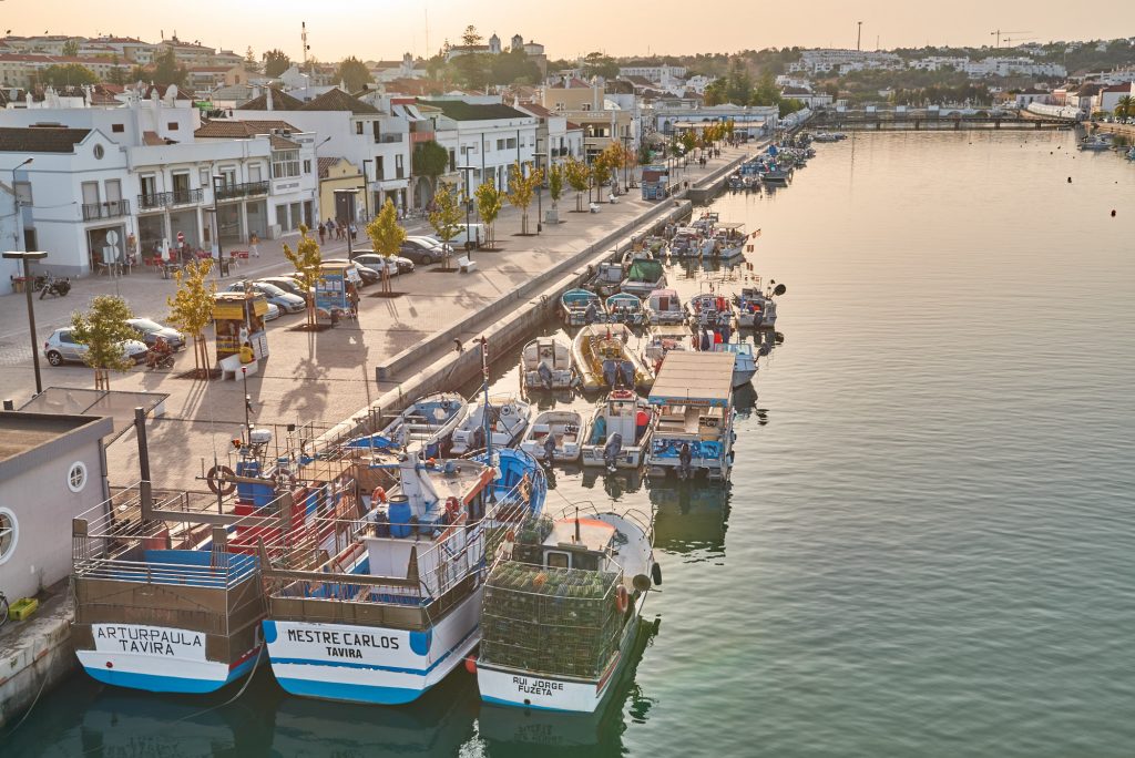 Der Hafen von Tavira, eine Sehenswürdigkeit der Algarve