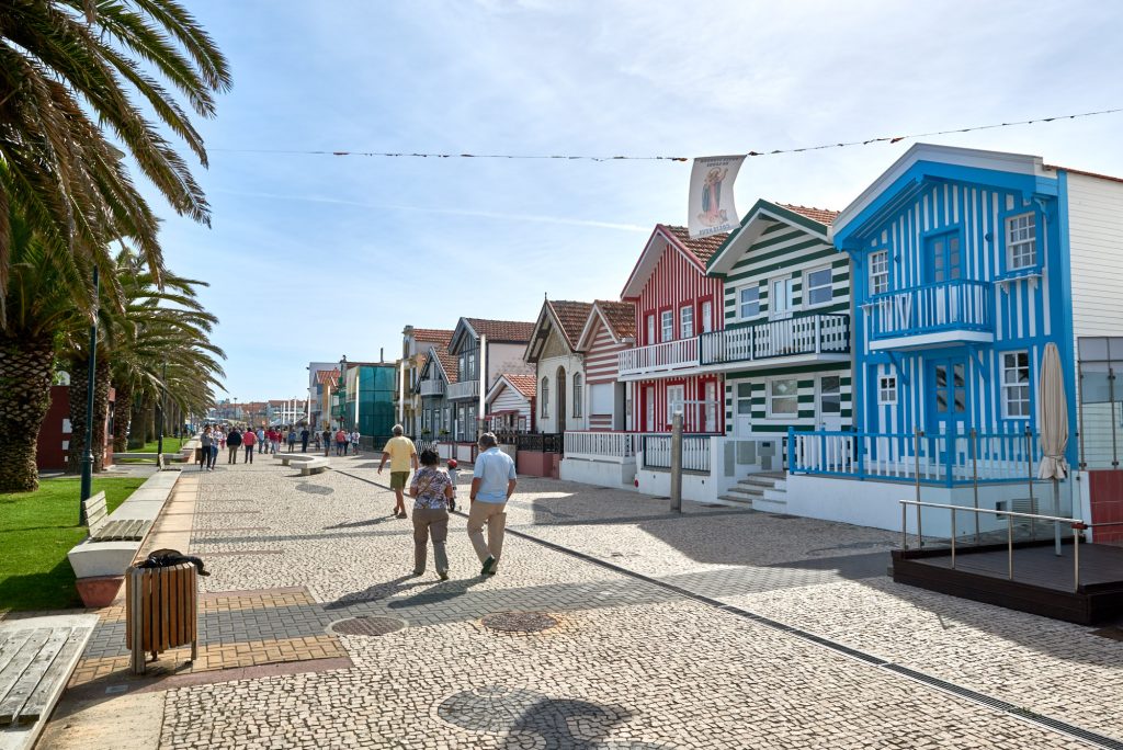 Straße mit bunten Häusern Portugal