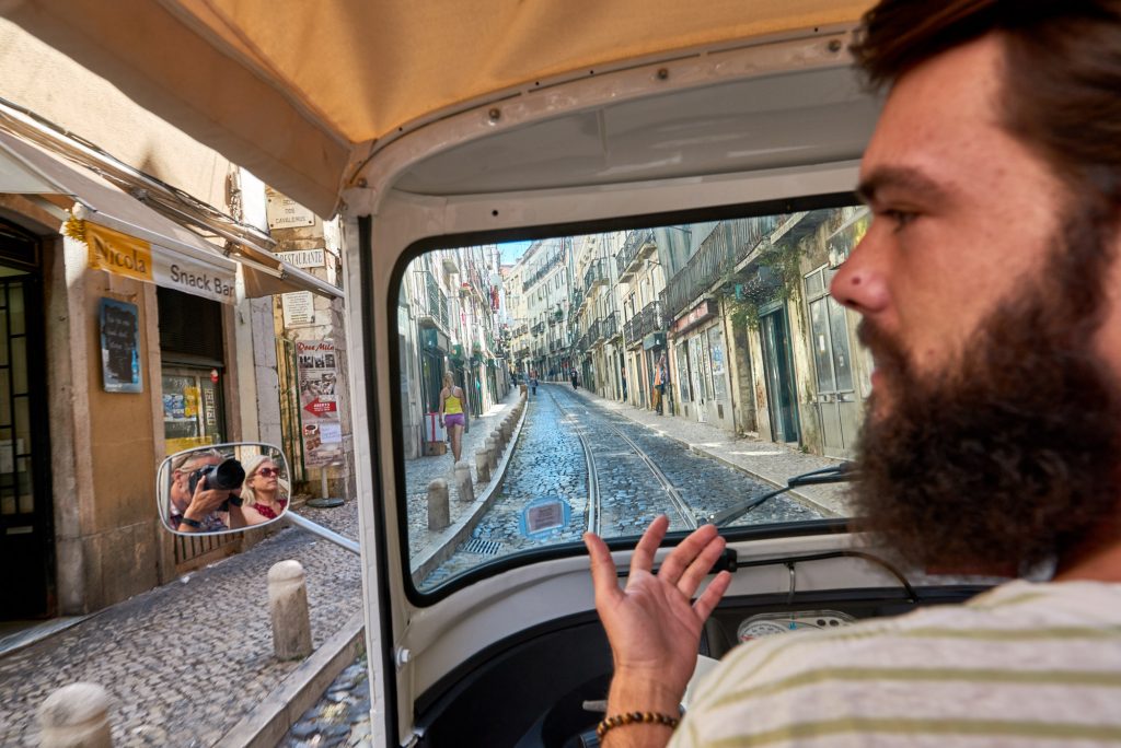 Mit dem Tuk-Tuk durch die kleinen Gassen Lissabons 