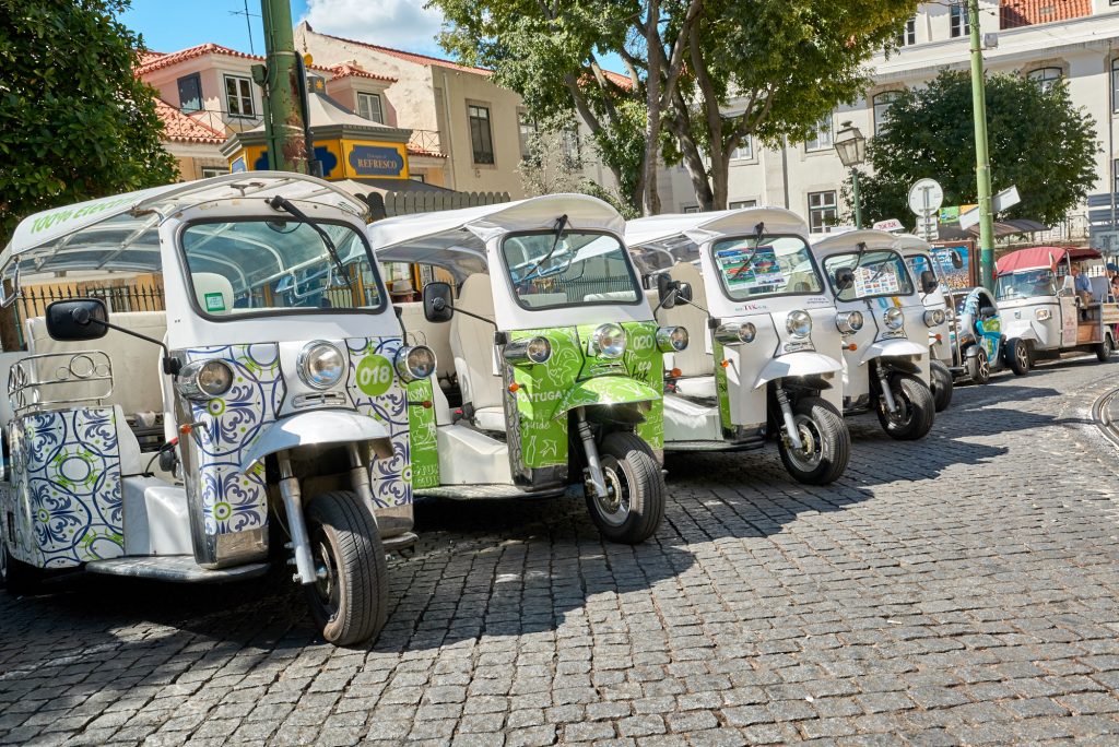 Tuk-Tuks in Reih und Glied