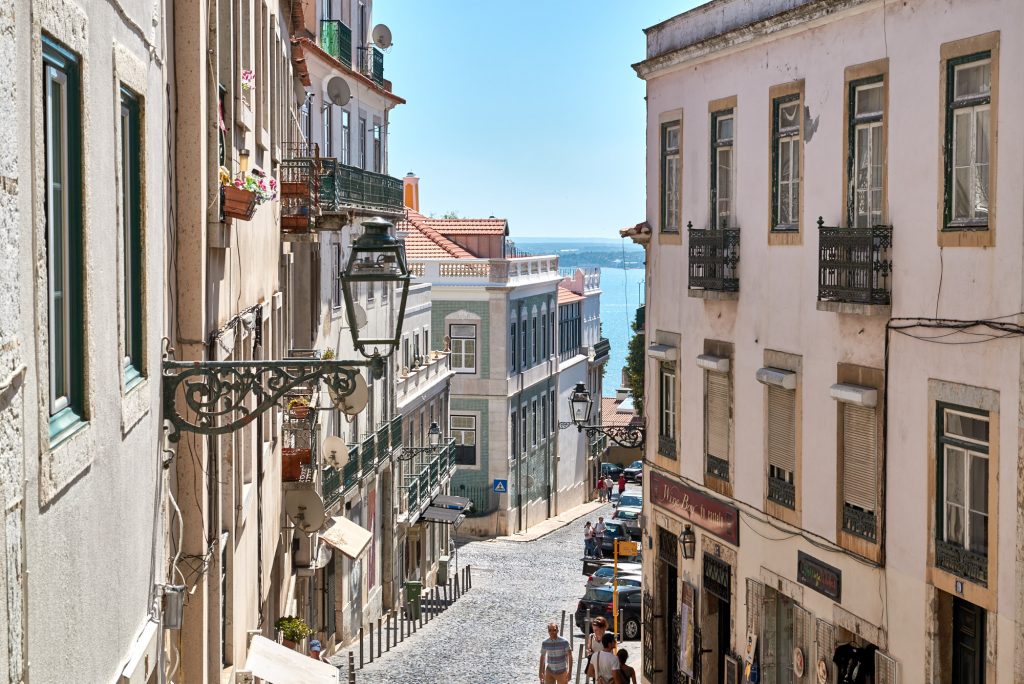 Straße in Lissabon mit Blick auf Tejo