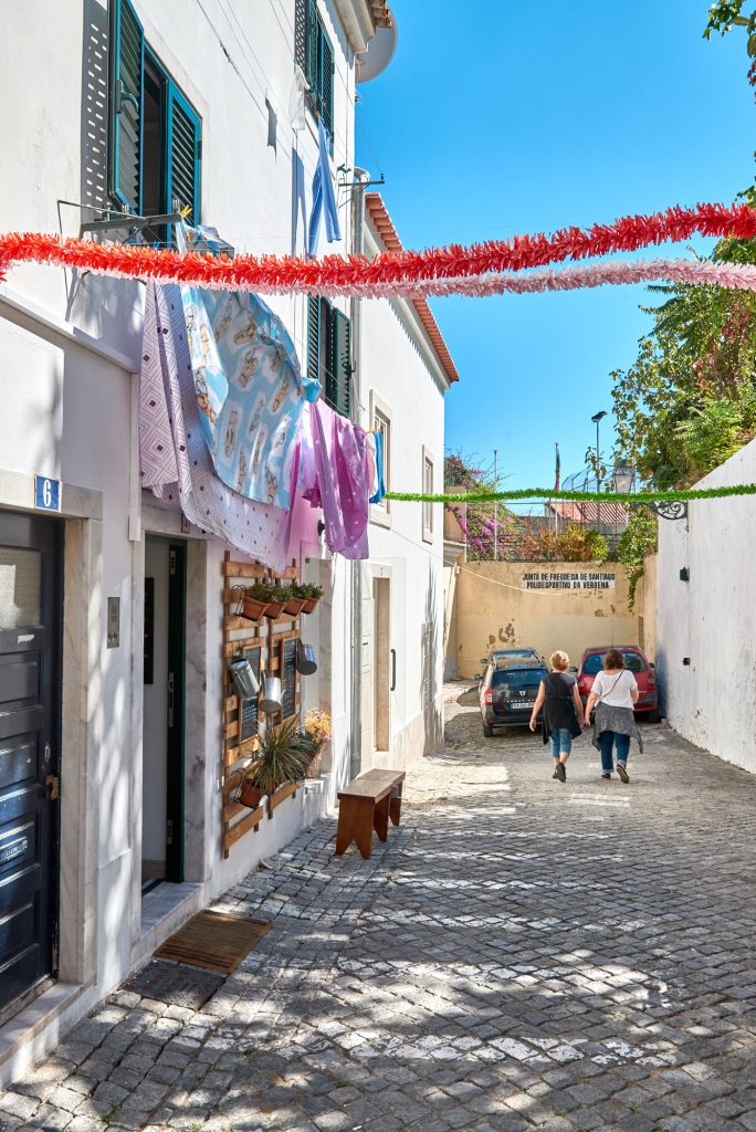 Kleine Straße in Lissabon