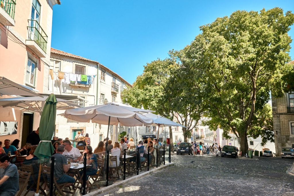 Straße mit Restaurants in Lissabon