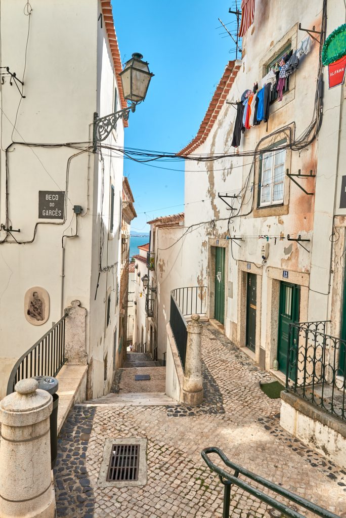 Kleine Gassen in der Alfama in Lissabon