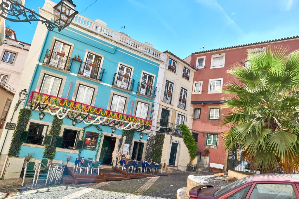 Kleiner Platz mit Restaurant Alfama Lissabon