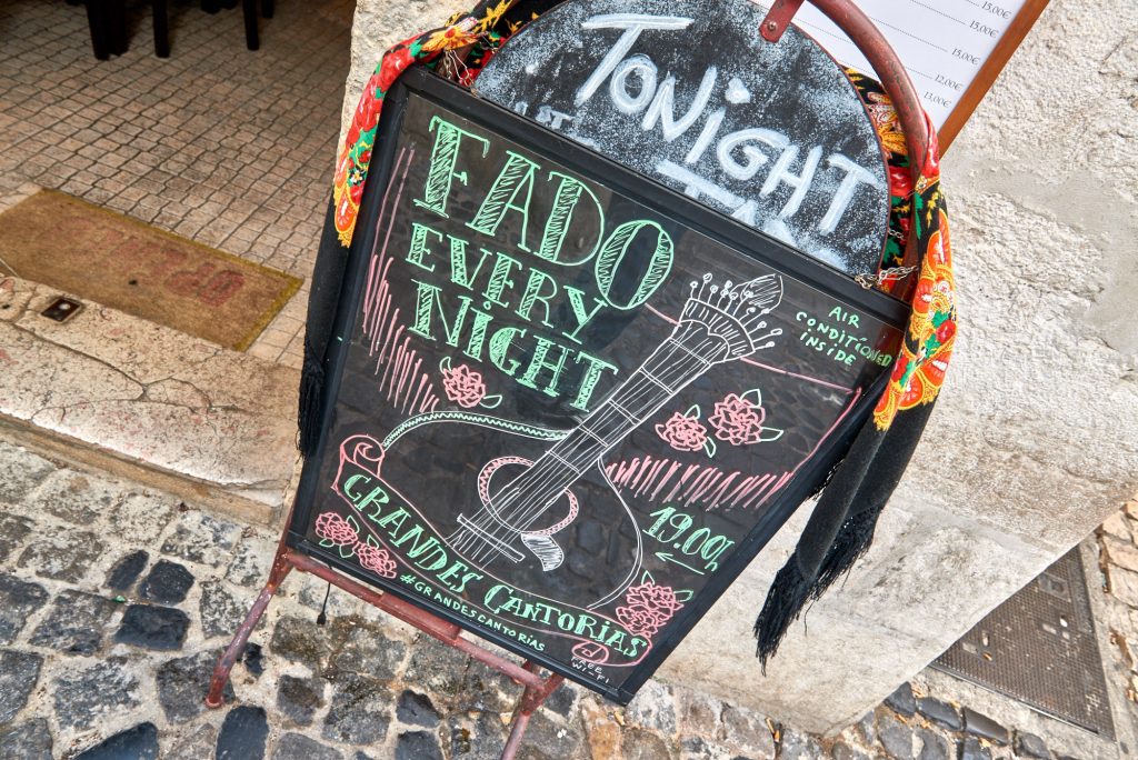 Schild an einer Bar was zum Fado einlädt 