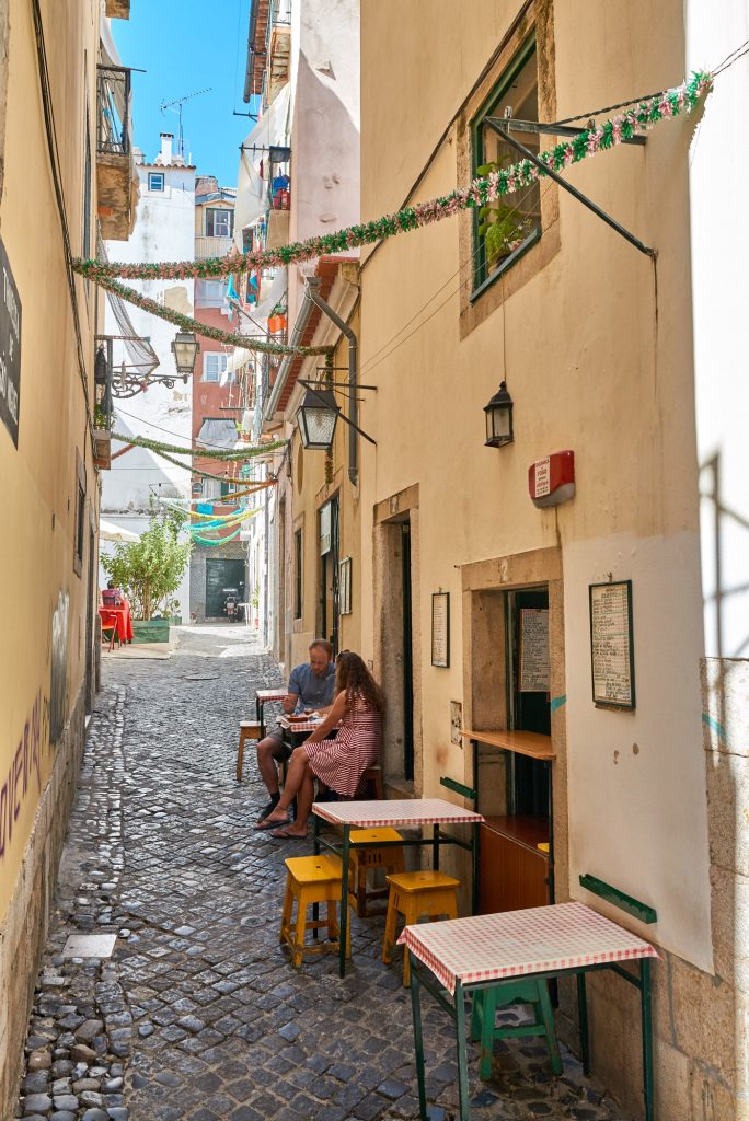 Gasse Alfama Lissabon