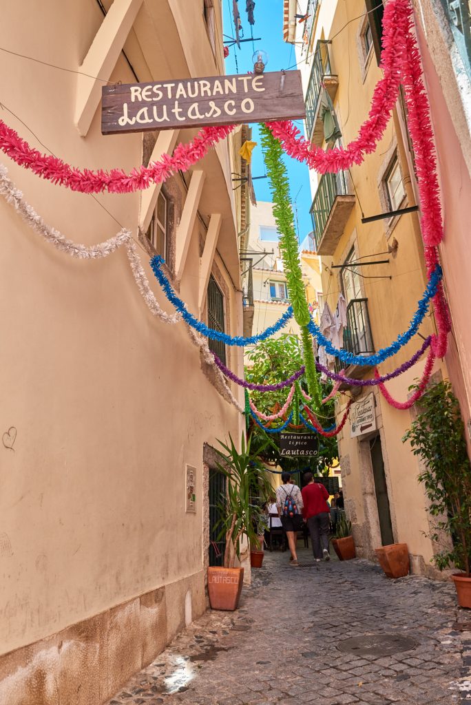 Geschmückte Gasse Alfama Lissabon