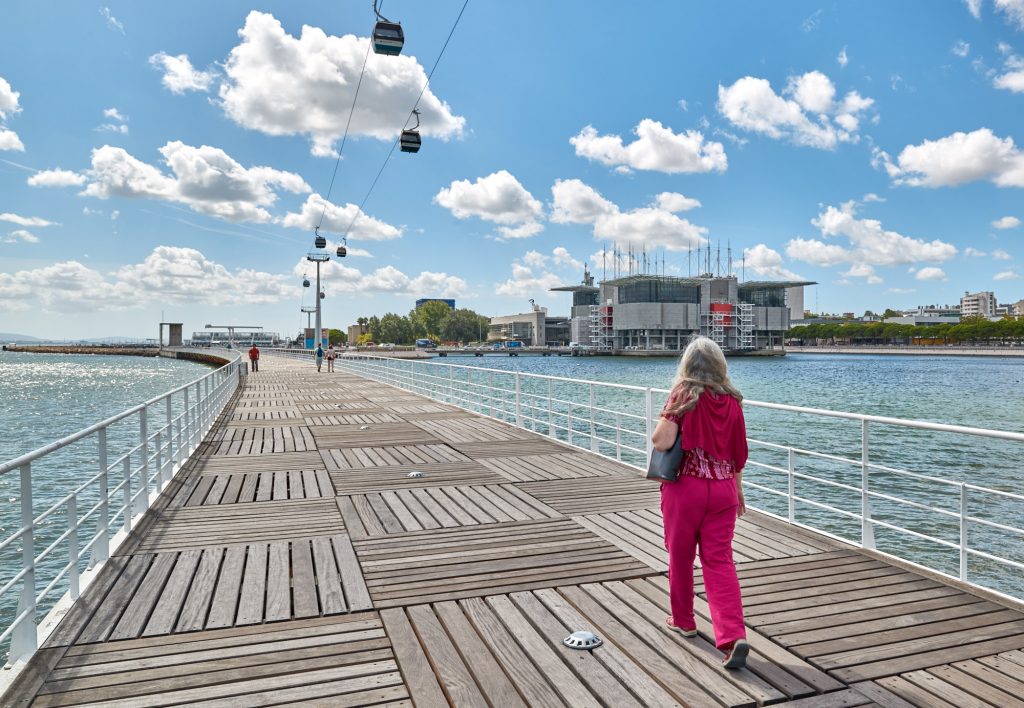 Frau auf Brücke Holzsteg Expo Gelände Lissabon