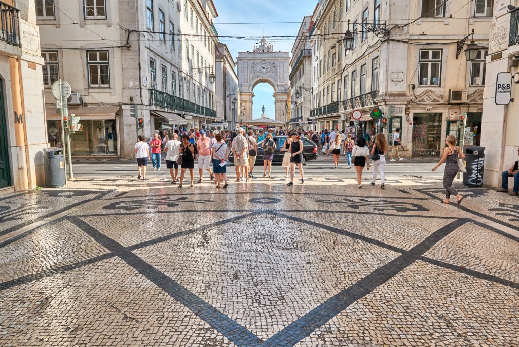 Gepflasterte Straßen mit schwarzen und weißen Steinen in der Altstadt von Lissabon 