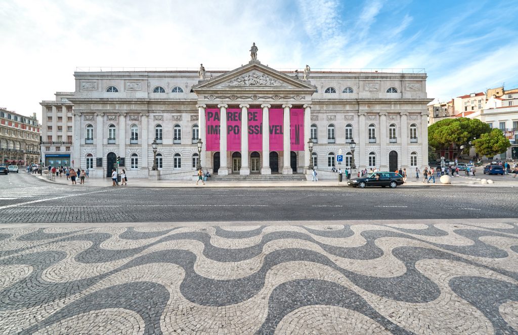 Gebäude und gemustertes Pflaster in Lissabon