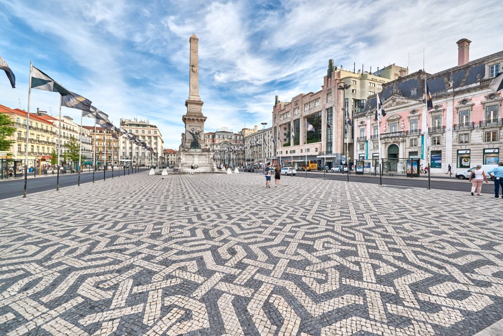 Straßenpflaster mit Muster in schwarz und weiß in der Altstadt von Lissabon 