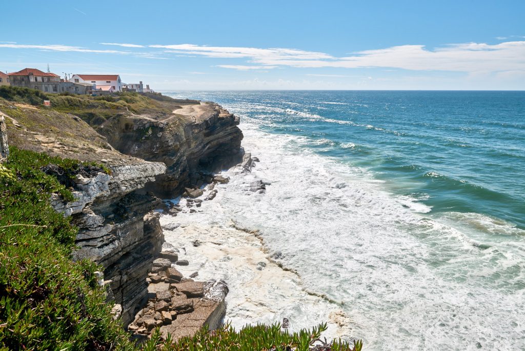 Blick von den Klippen aufs Meer 