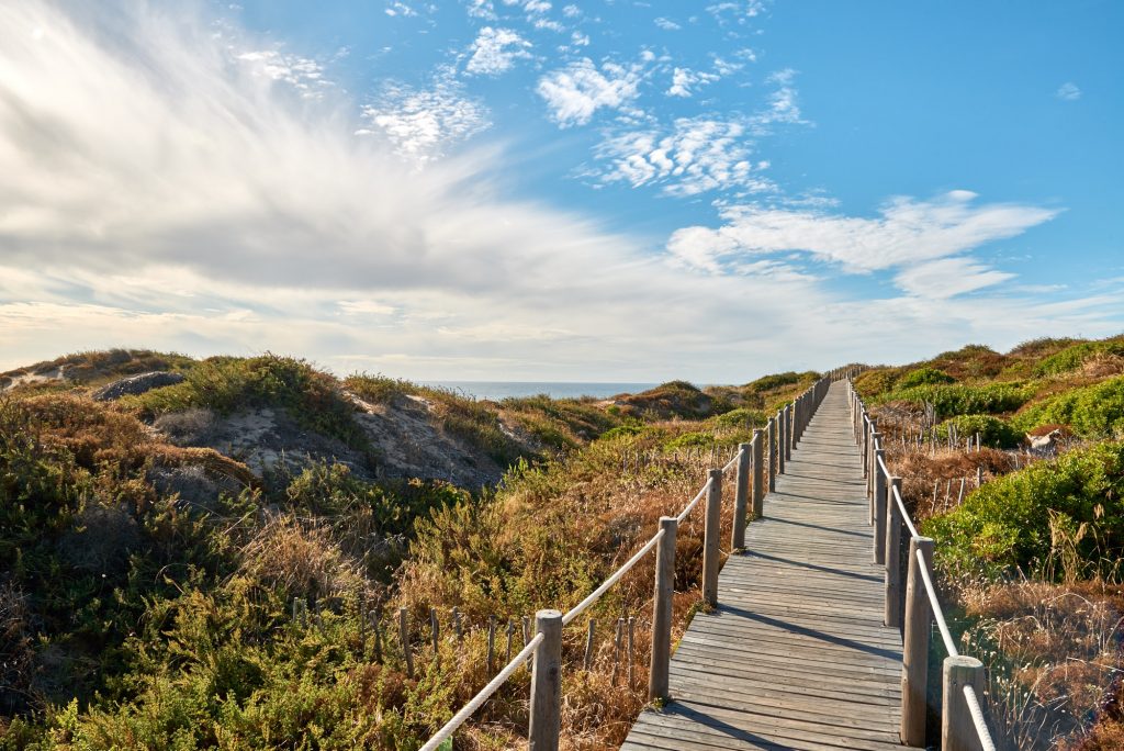 Holzsteg zum Strand