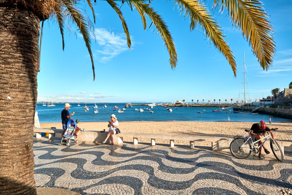 Promenade am Meer bei Lissabon