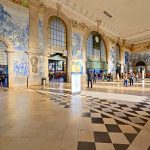 Kunstvoller Innenraum Bahnhof in Porto