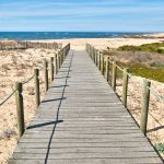 Steg zum Sandstrand in Portugal