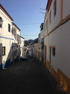 Häuser im Ort Aljezur an der Rota Vicentina