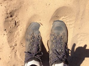 Schuhe auf dem Sandweg der Rota Vicentina