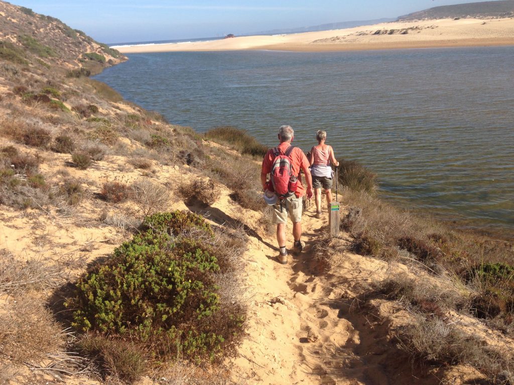 Wanderer Praia Bordeira an der Rota Vicentina