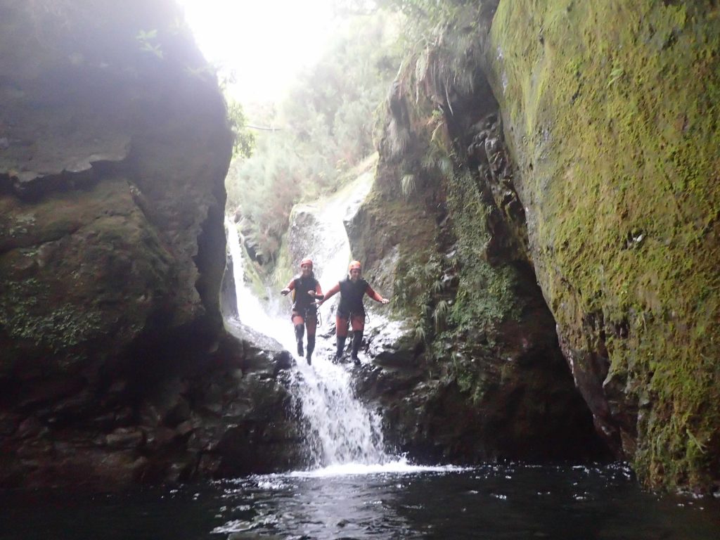 Zwei Frauen beim Canyoning auf Madeira