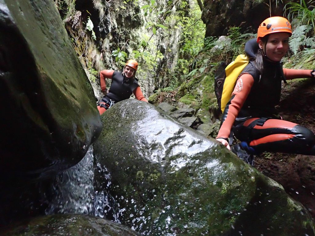 Zwei Frauen klettern in Schlucht Madeira