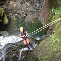 Abseilen Wasserfall Frau auf Madeira