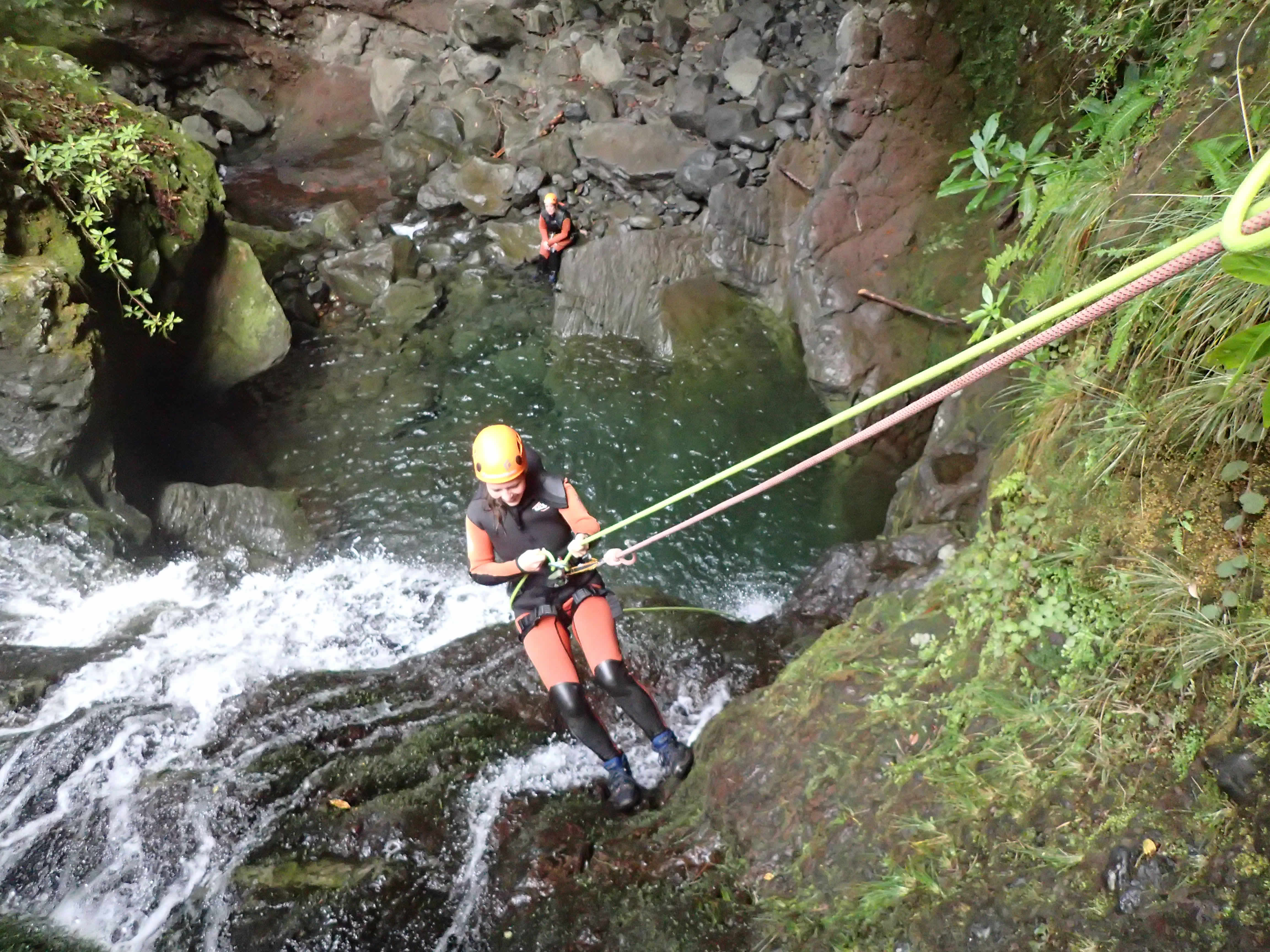 Abseilen Wasserfall Frau auf Madeira