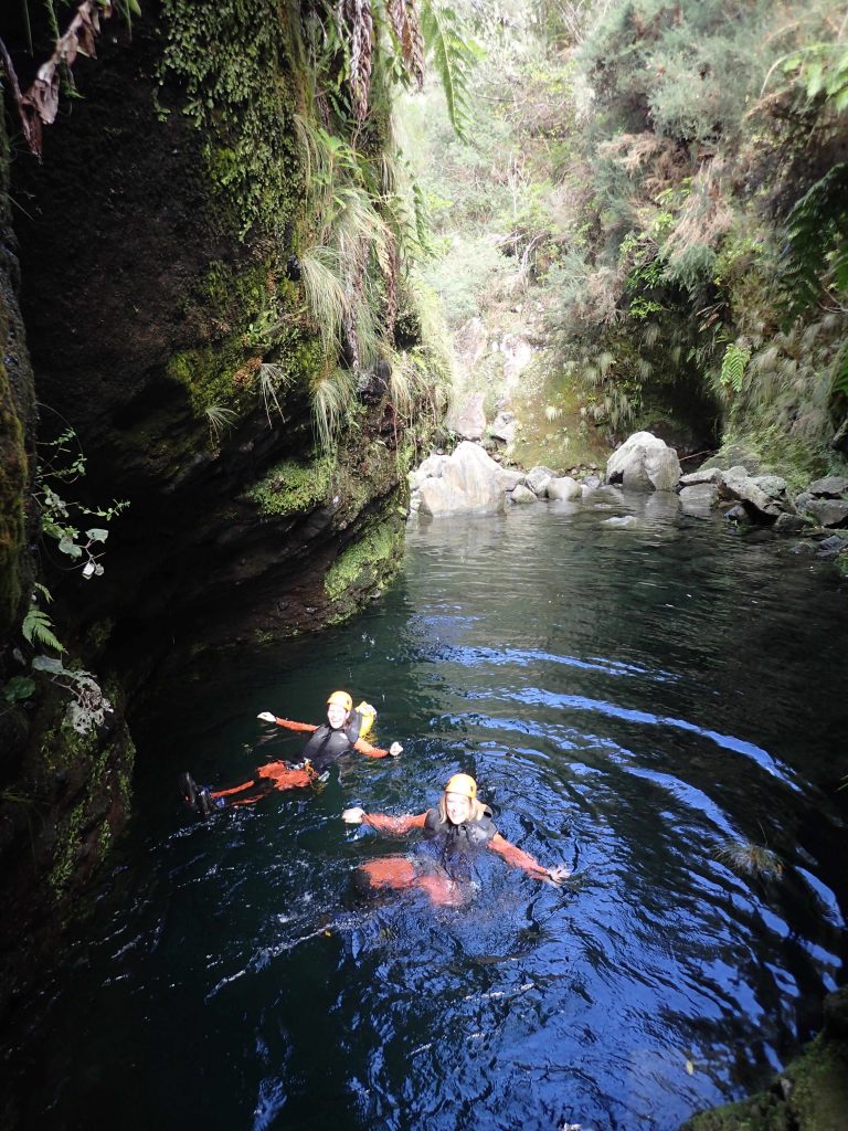 Schwimmen beim Canyoning auf Madeira