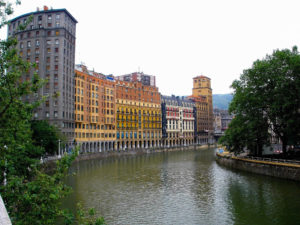 Fluss und Häuser in Bilbao