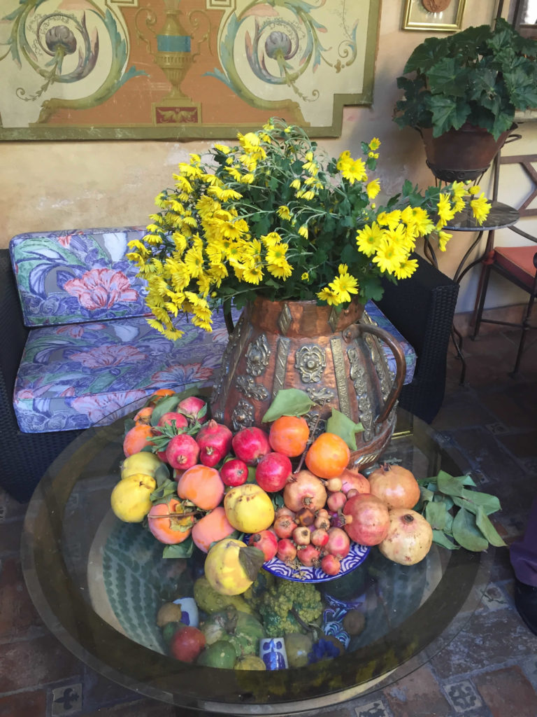 Granatapfel und Blumen in Granada