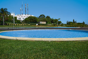 Pool und Garten der Villas Mourim an der Algarve