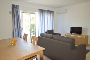 Wohnzimmer Beispiel Tisch und Sofa Villas Mourim Algarve