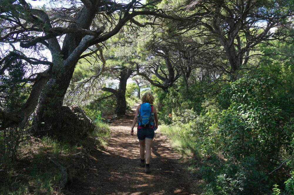 Frau auf Wanderweg in Kroatien