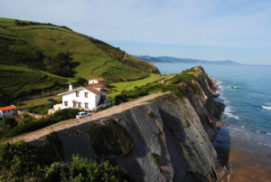 Haus an Klippe im Baskenland