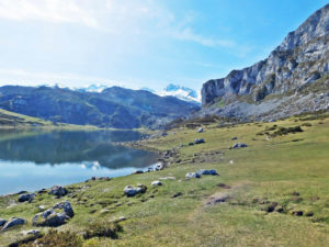 See, Wiese und Berge in Asturien