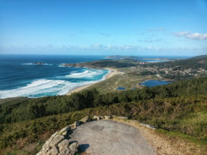 Blick auf Doninos Bucht in Galicien