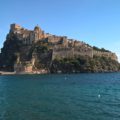 Blick auf Castello Aragonese auf Ischia
