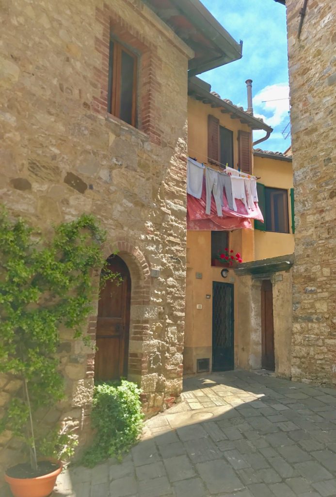 Toskana Dorf mit Wäsche am Fenster